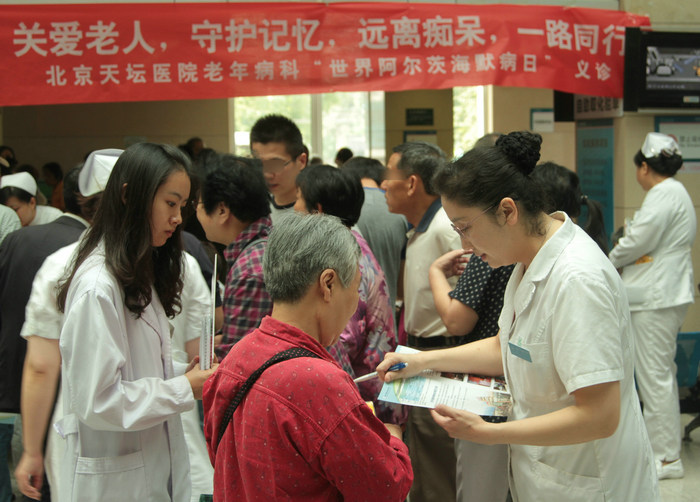 2、张巍主任亲临现场组织义诊活动_1.JPG